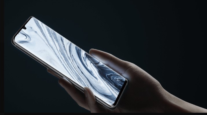 Seseorang menggenggam smartphone Xiaomi Mi 10 terbaru